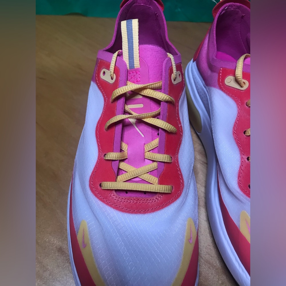 Nike Women’s Air Max Asia SE Laser Fuchsia White and Pink Sneaker Size 8 - Picture 3 of 10